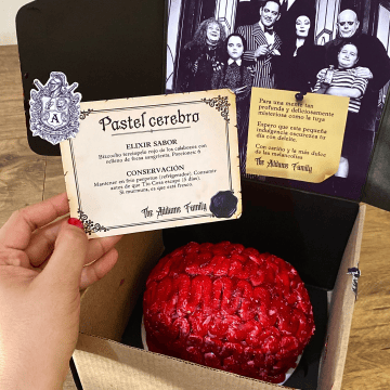 Pastel cerebro temático en caja de regalo oscura