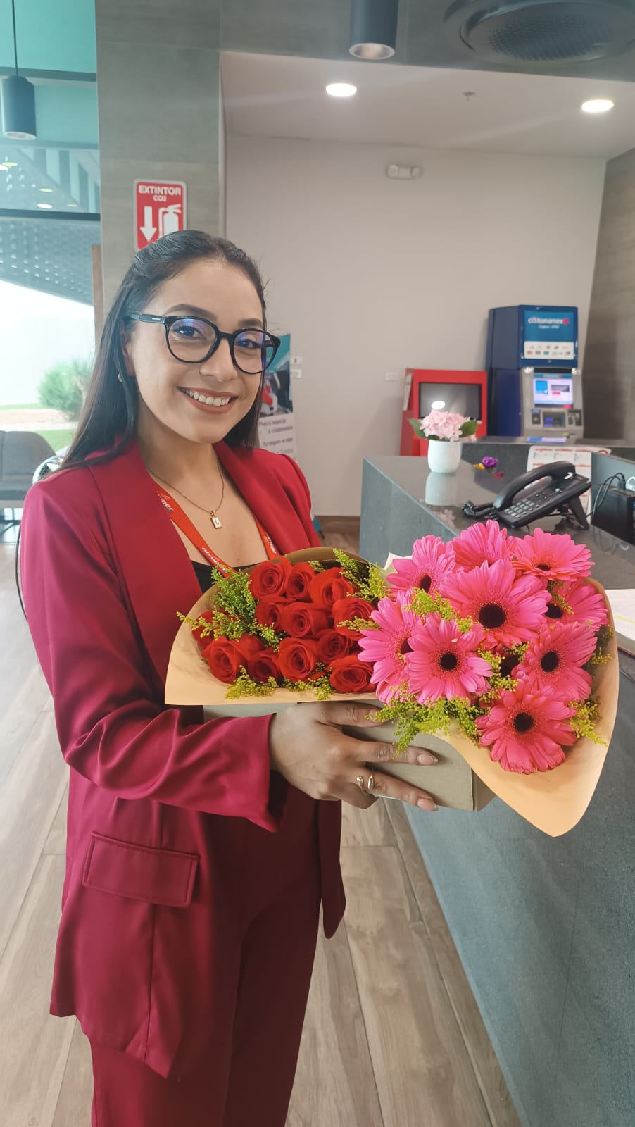 Mujer sonriendo al recibir un ramo de gerberas de Happy Box
