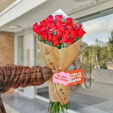 Ramo de 24 rosas rojas con envoltura elegante