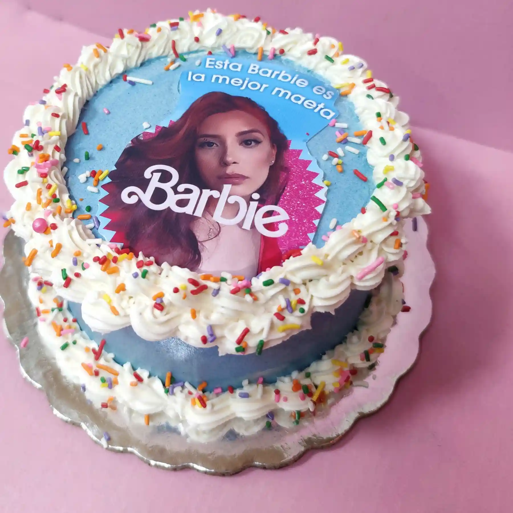 Pastel con foto personalizada con la temática de barbie