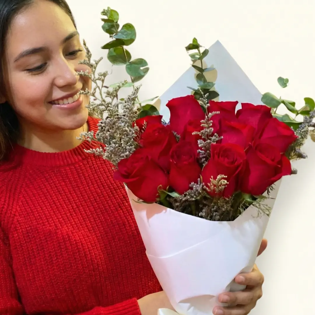 Ramo de 12 rosas rojas Ramo de 12 rosas rojas con follaje decorativo