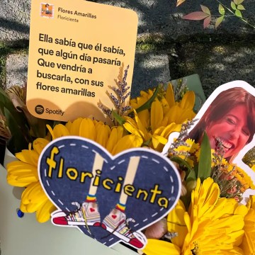 ramo flores amarillas, enviar flores chihuahua, flores amarillas 21 de septiembre, ramo con tarjeta spotify