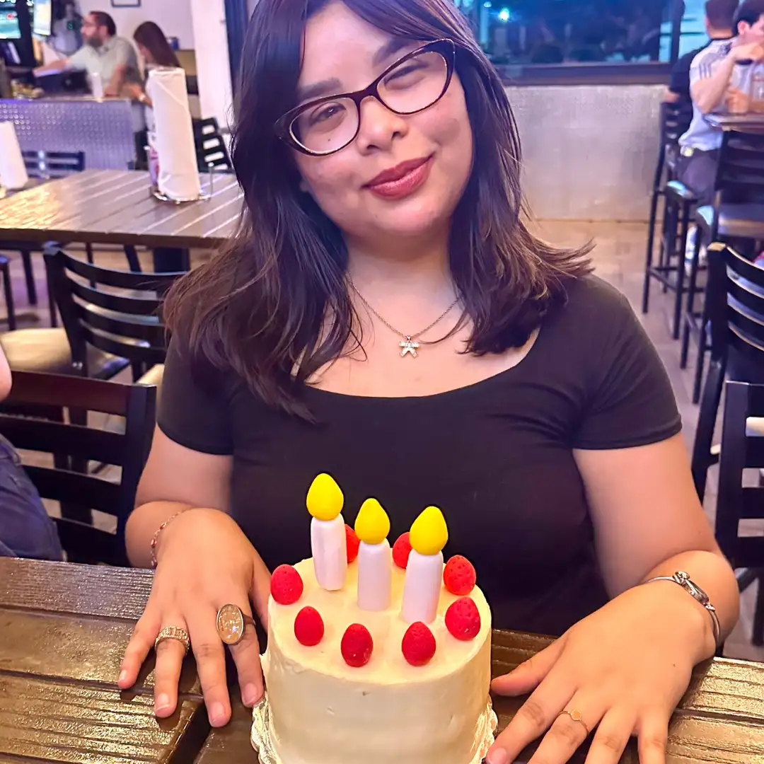 mujer-festejando-cumpleanos-pastel-emoji festejo-pastel-emoji