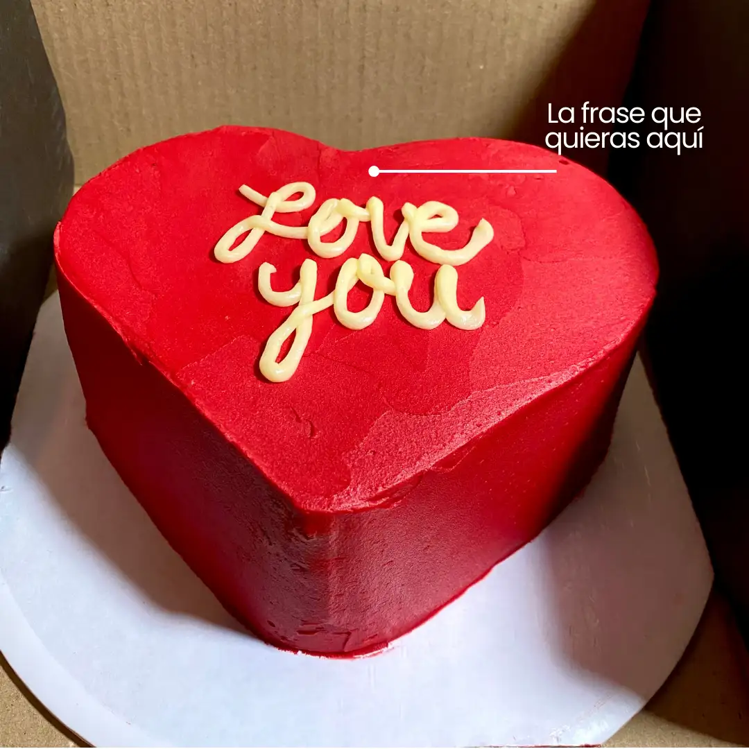 pastel de corazon Pastel corazón rojo con frase personalizada de amor